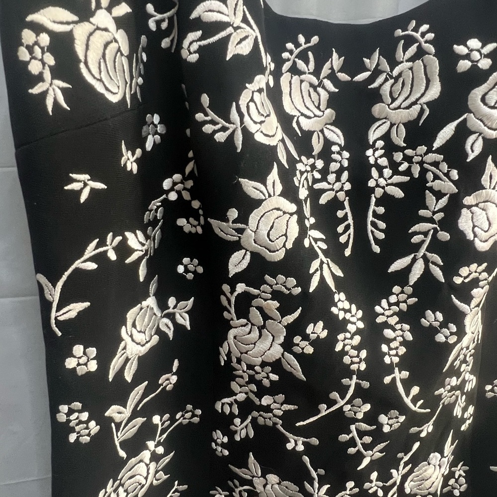 Maggy London LBD with White Embroidered Floral Design and Beaded Straps Size 12 - Picture 2 of 4
